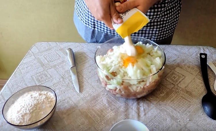 Alla carne con cipolle, aggiungi maionese, uova e farina.