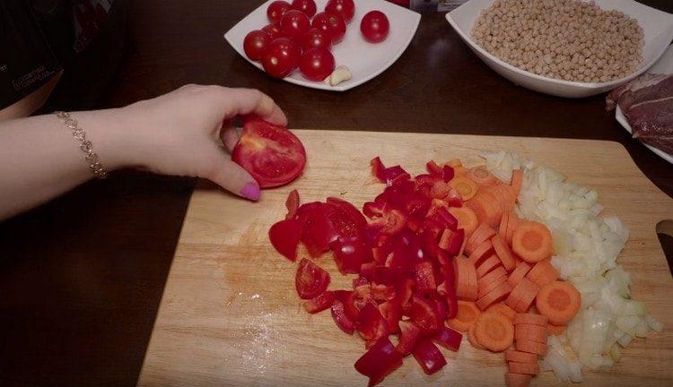 Tagliamo anche i pomodori.