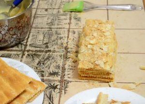 Stiamo preparando una semplice torta di Napoleone secondo una ricetta passo-passo con una foto.