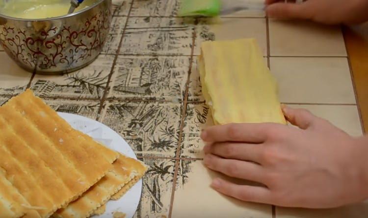 Anche la parte superiore della torta è unta di panna.