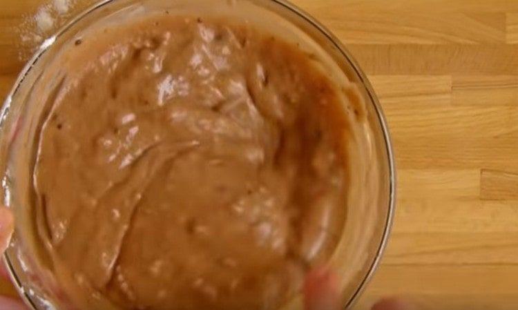 Aggiungere la farina con cacao, spezie a piacere e mescolare l'impasto.