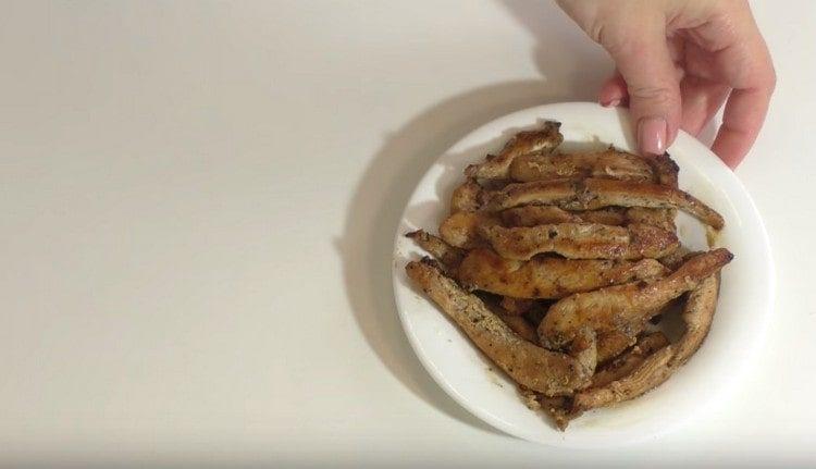 Filetto di pollo tagliato a listarelle e fritto.