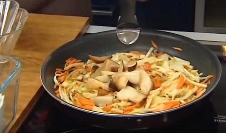 Alla padella aggiungere i funghi porcini a fette