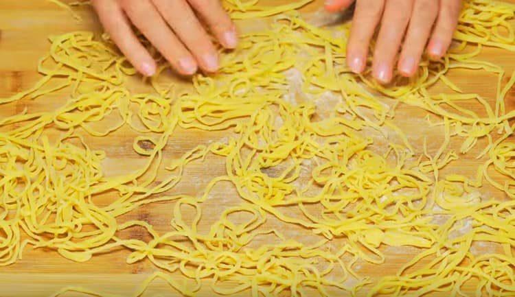 distribuire i noodles sul piano di lavoro e lasciarlo asciugare un po '.