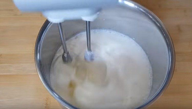 Montare la panna con un mixer.