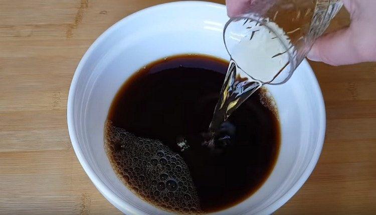 Mescolare il caffè con il cognac.