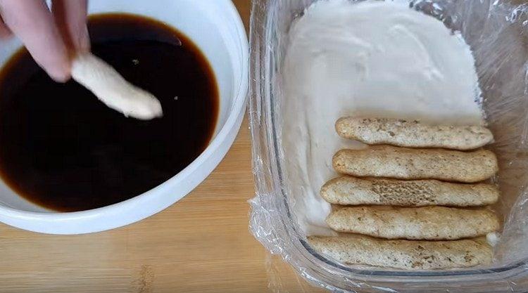 Immergi ogni biscotto nel caffè e stendilo sopra la crema.