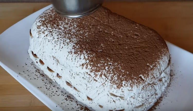 Trasforma la torta finita su un piatto e cospargi di cacao.