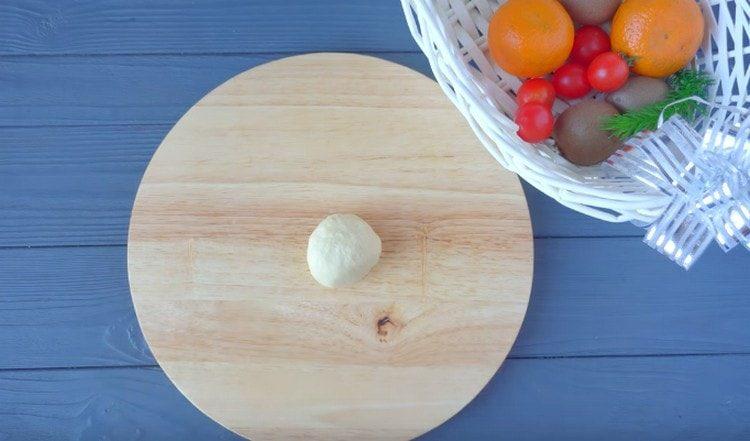 Dividi l'impasto in pezzi porzionati e arrotolali in palline.