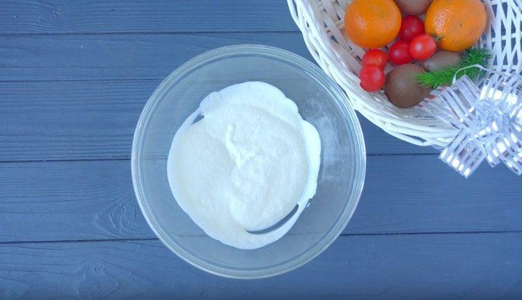 Metti la panna acida in una ciotola e mescolala con la soda