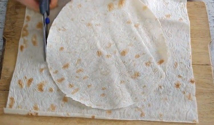 Da un foglio di pane pita tagliamo un cerchio per adattarlo alla padella.