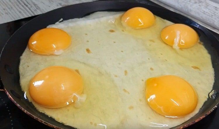 Battiamo le uova per il pane pita.