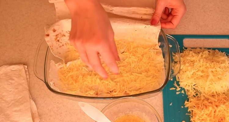 cospargere la pita con il formaggio