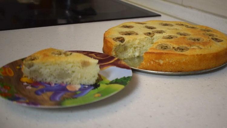 una semplice torta di banane al forno viene cotta secondo una semplice ricetta