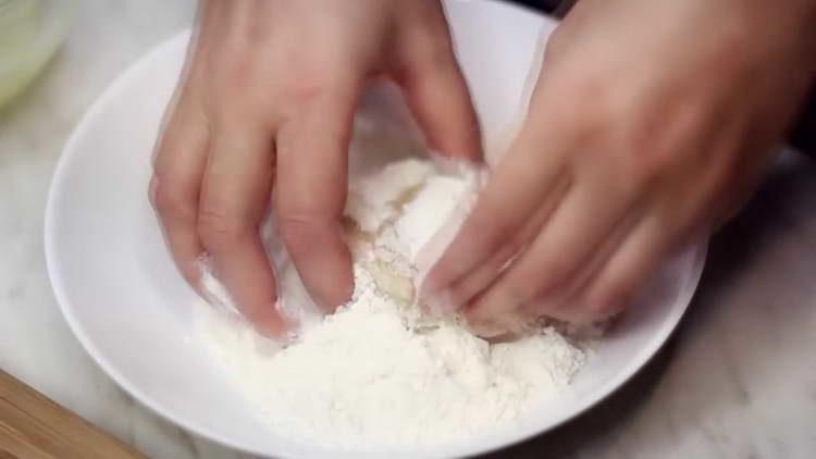 tagliamo la torta congelata in piccoli quadrati