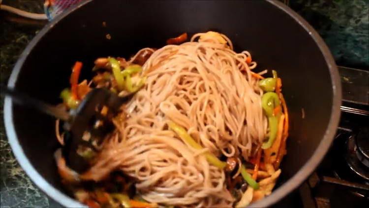 mescolare le verdure con le tagliatelle