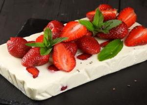 Dessert della cagliata con la ricetta graduale della gelatina con la foto