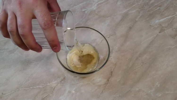 versare la gelatina con acqua