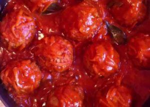 preparare deliziosi ricci in salsa di pomodoro