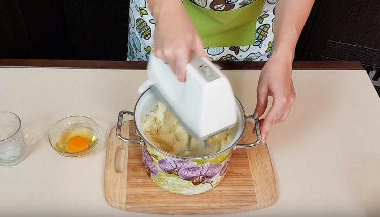 Sbattere le patate con un mixer.