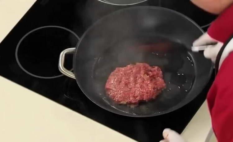 mettere la cotoletta in una padella