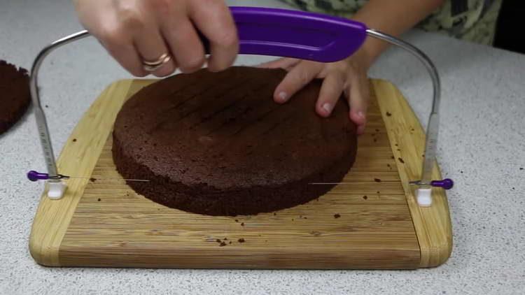 tagliare il biscotto in tre torte