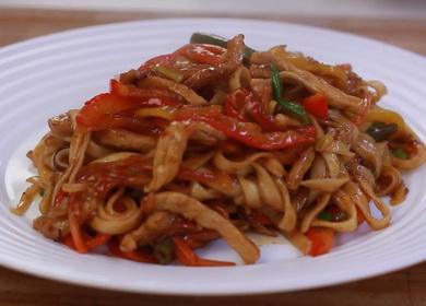 Udon con carne di maiale e verdure 