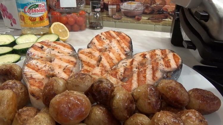 Bistecca di salmone alla griglia fragrante e deliziosa.