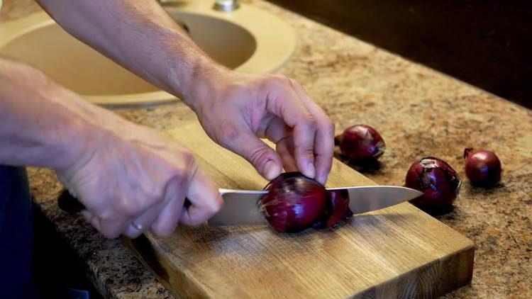 tagliare la cipolla a metà