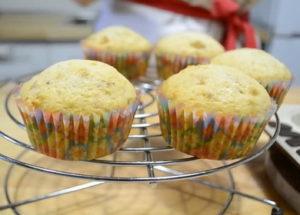 Muffin classici su una ricetta graduale con le foto