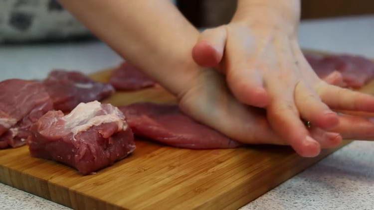 impastare la carne con le mani