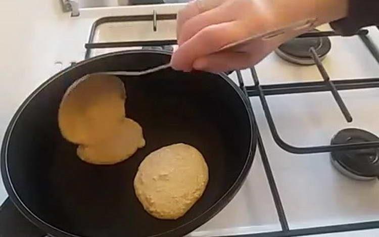 spalmare le torte in una padella