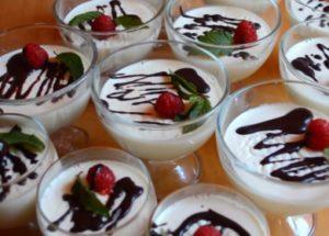 preparare la panacotta secondo una semplice ricetta con una foto