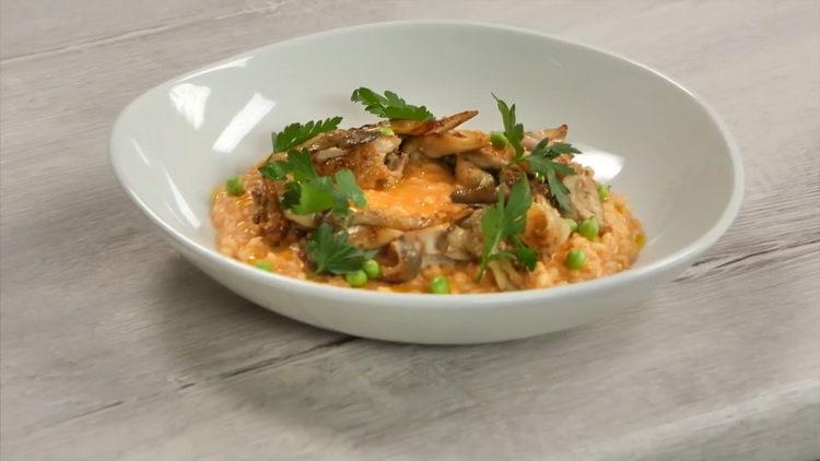 Gustoso risotto con pollo e funghi