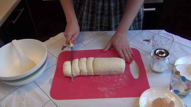 tagliare la salsiccia a pezzi