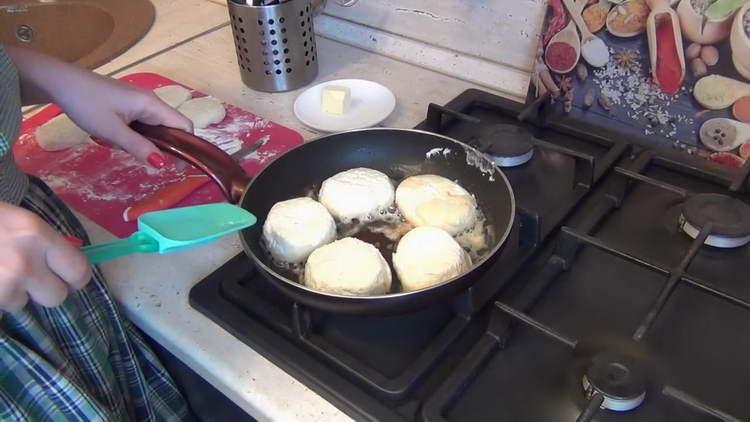 mettere le torte di formaggio sulla padella