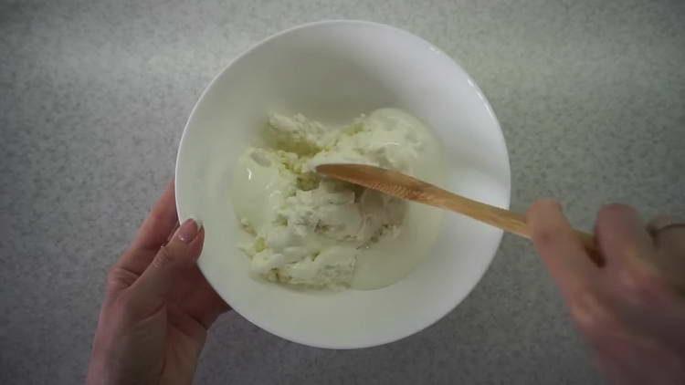 mescolare ricotta e panna acida