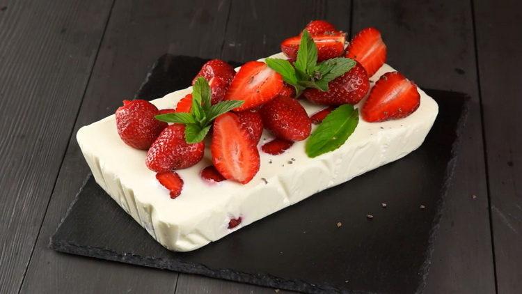 Dessert di cagliata di fragole con gelatina