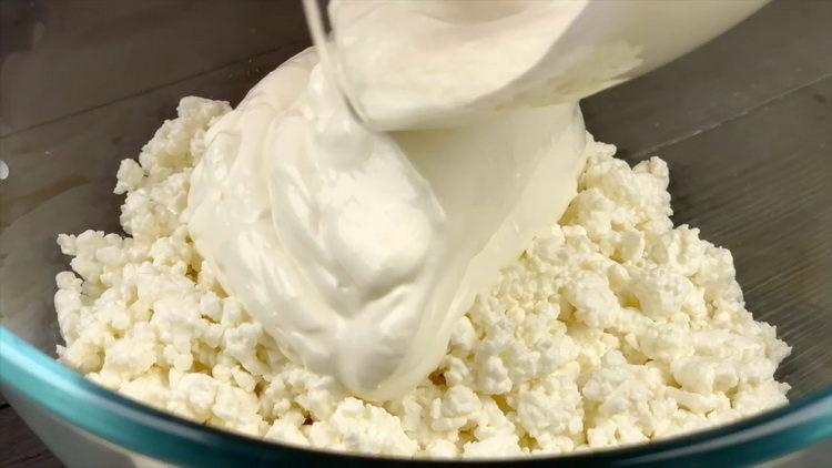 mescolare la ricotta con la panna acida