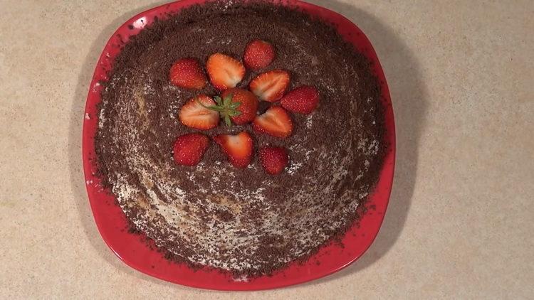 Torta dai biscotti senza cottura con una banana secondo una foto passo-passo della ricetta