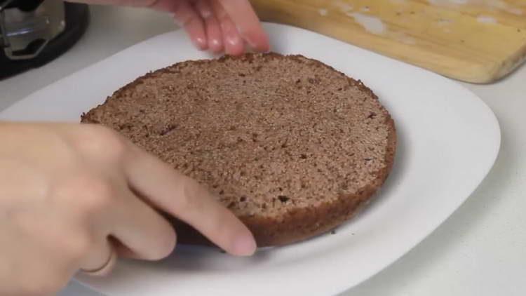 metti la torta su un piatto