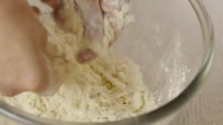 mescolare gli ingredienti per la torta