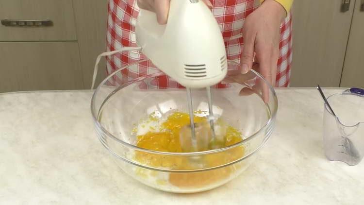 sbattere i tuorli con un mixer