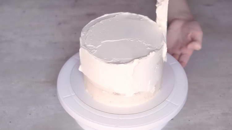 ungere la torta con un secondo strato di crema di formaggio