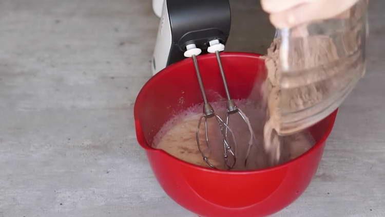 sbattere il latte con le uova con un mixer