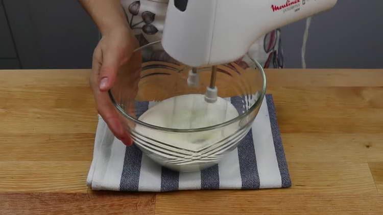 Mescolare con un mixer 180 g di panna