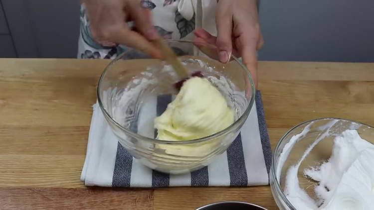 Impastare la pasta con un cucchiaio