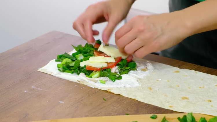 mettere il formaggio sul pomodoro