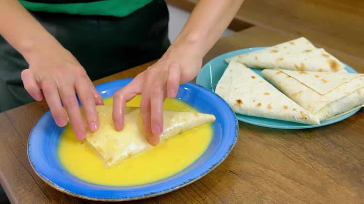 cuocere il pane pita in pastella