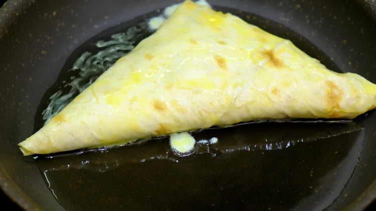 metti il ​​pane pita in una padella